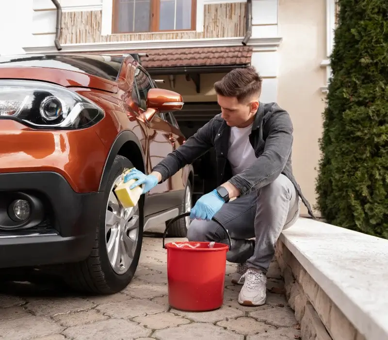 Lavage auto à domicile Courcelles-sur-Nied : professionnel intervenant sur un véhicule